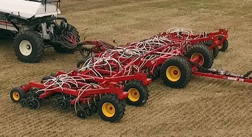 Bourgault 3720 ParaLink 系列田间照片。