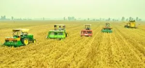 Super SMS 联合收割机与 Happy Seeder 配套作业；CIMMYT 2017 年报道，原图较小。