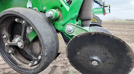 John Deere FurrowVision 种沟视觉装置安装位置。