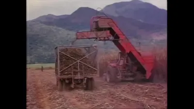 收获主机与高网栏接料车：记录二者的相对位置和交接。