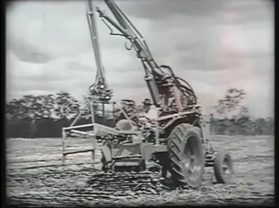 黑白照片中的轮式长臂抓装设备